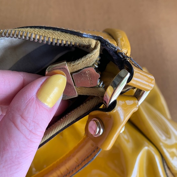 HOT 🥵 Vintage GUCCI Yellow 💛 Patent Leather Hobo Silver Hardware Bag Purse!! - Picture 16 of 17